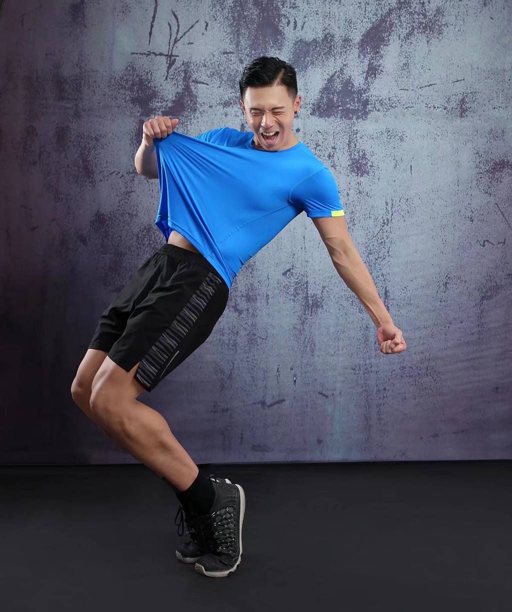 春夏新品 圓領(lǐng)短袖T恤 時尚運動文化衫 湖藍色