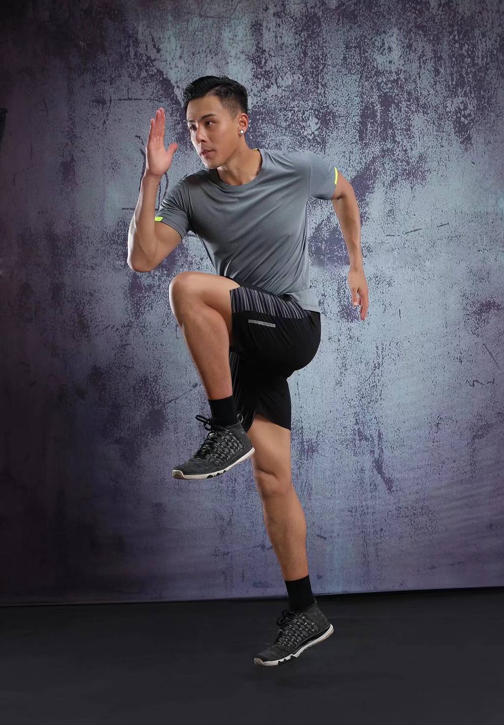 春夏新品 圓領(lǐng)短袖T恤 時尚運動文化衫 深灰色